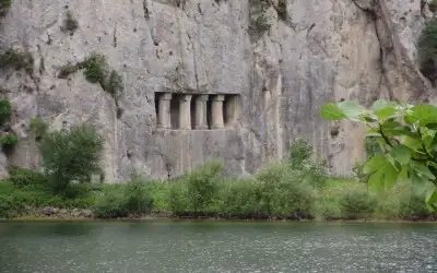 Asarkale ve Kaya Mezarları