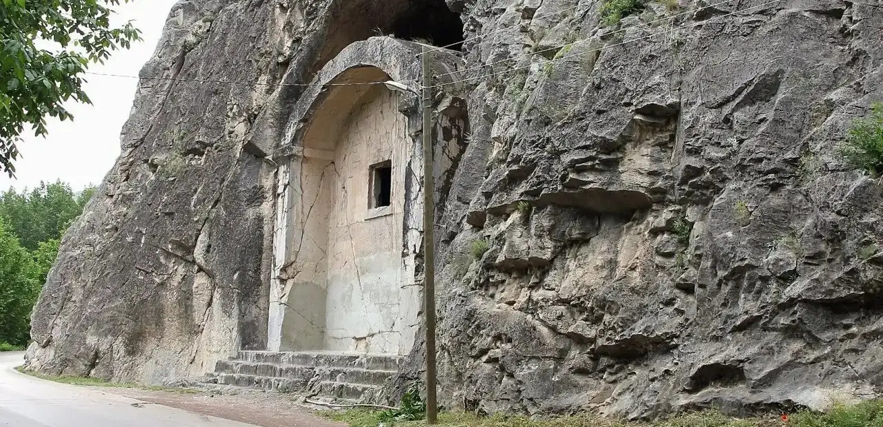 Aynalı Mağara