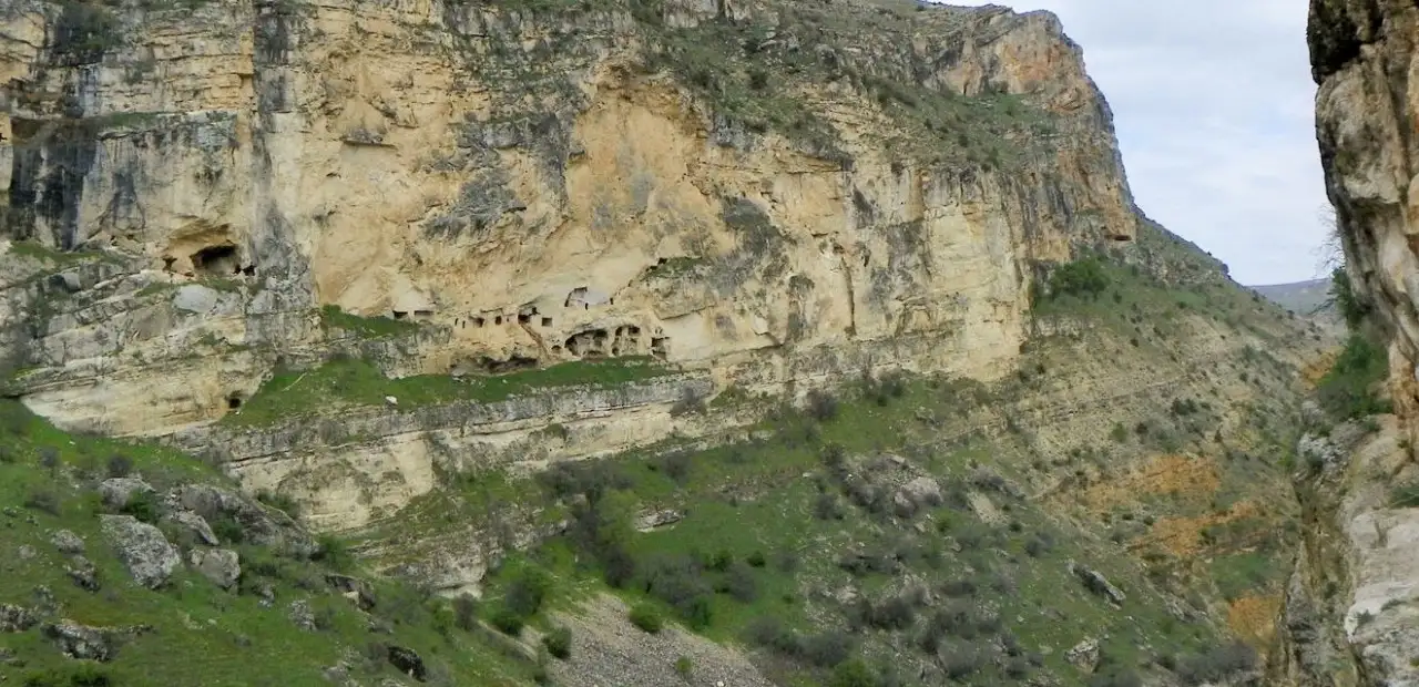 Çemişgezek Kalesi (İn Delikleri)