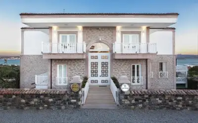 Cunda Pür Beyaz Otel