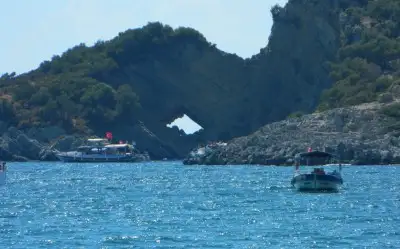 Delik Ada (Delikli Ada)