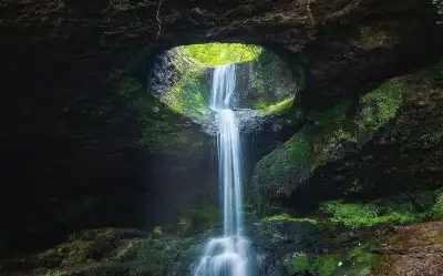 Delikli Kaya Şelalesi