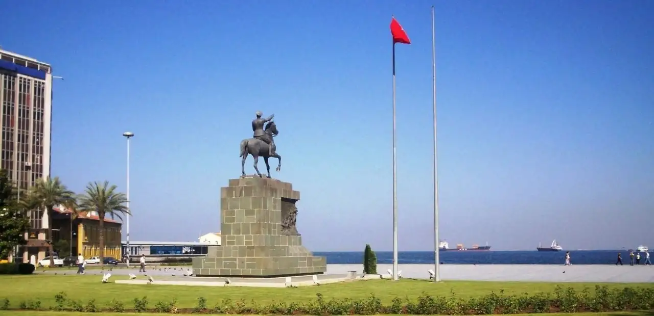 İzmir Atatürk Anıtı
