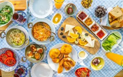 Çeşme'nin En İyi Kahvaltı Mekanları: Çeşme’de 15 Kahvaltıcı Tavsiyesi