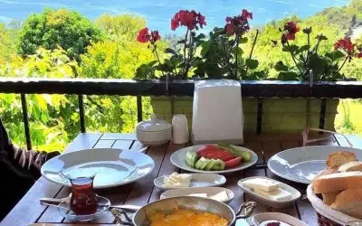 Yoros Cafe & Restaurant